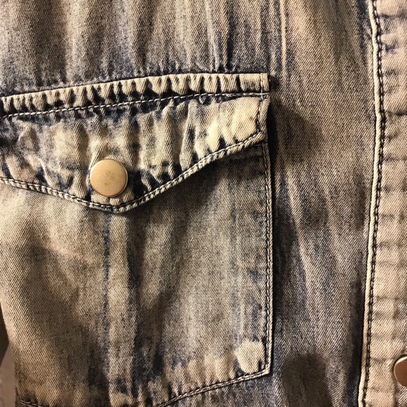 Medium red tulips denim shirt - Picture 5 of 8